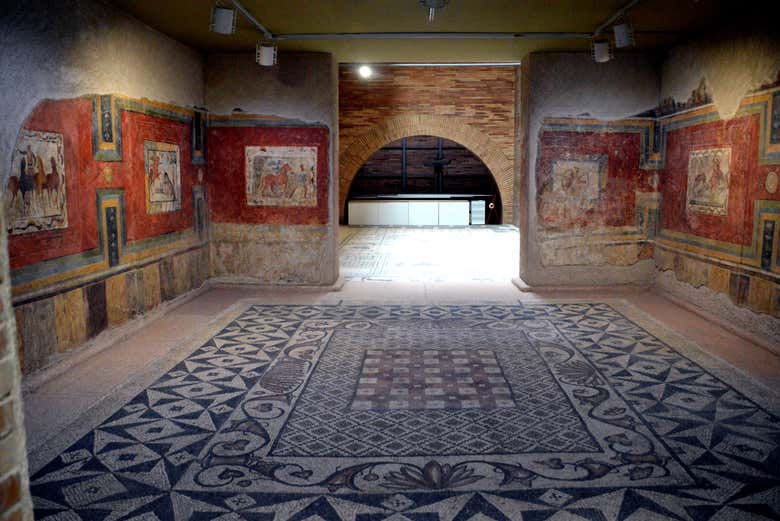 Une salle avec un sol en mosaïque