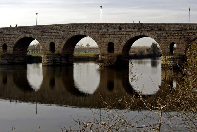 Admirando os arcos da ponte romana de Mérida