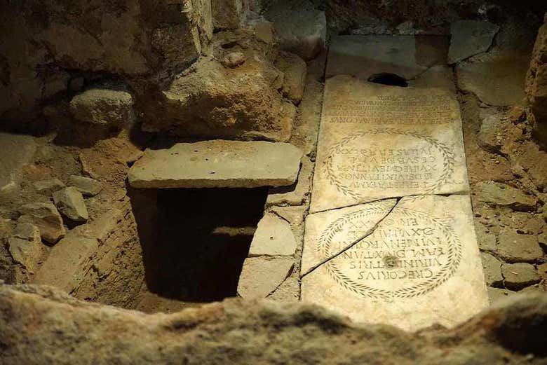 Vestiges dans la crypte de Sainte-Eulalie