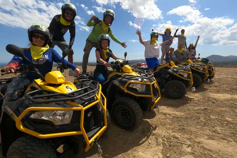 Foto di gruppo durante il tour in quad