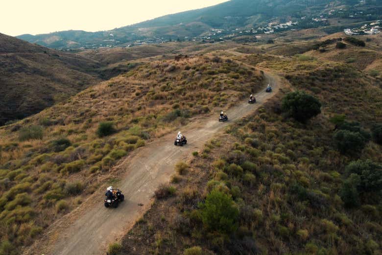 Varios quads explorando los alrededores de Mijas