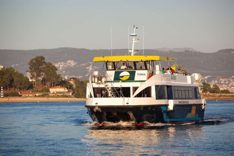 Barco turístico recorriendo la ría de Vigo