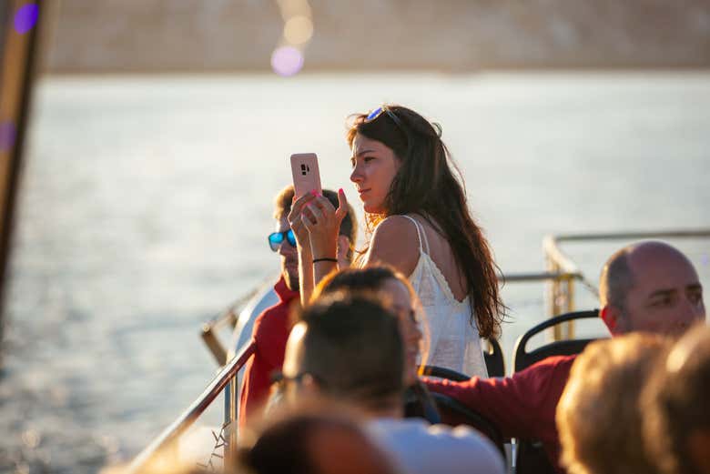 Une femme prenant une photo depuis le bateau