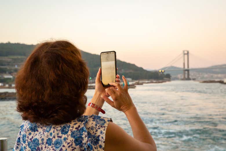 Une femme prenant une photo du pont de Rande