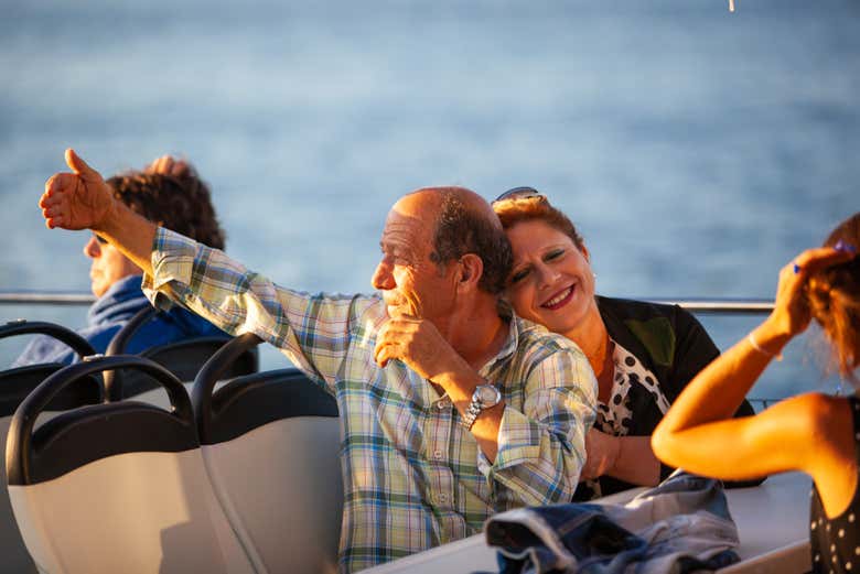 Un couple profitant de la balade en bateau touristique