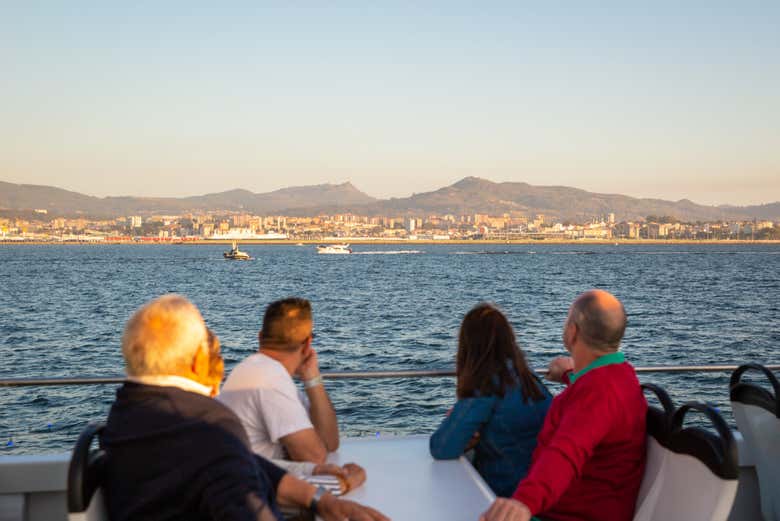 Passagers profitant de la vue depuis le bateau