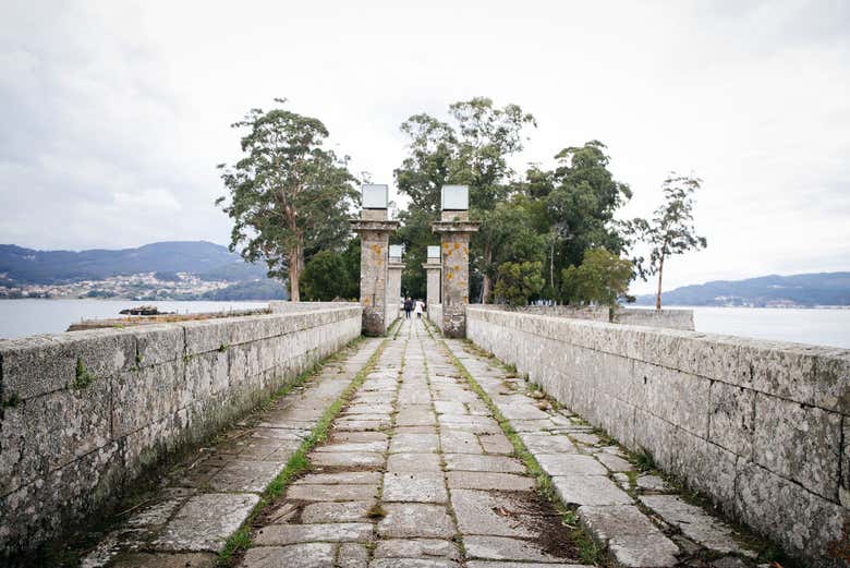 Ponte entre as ilhas de San Simón e San Antón