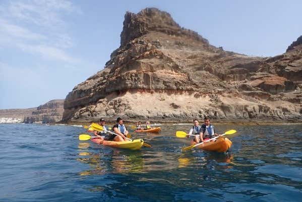 Paddling along the southwest coast of Gran Canaria