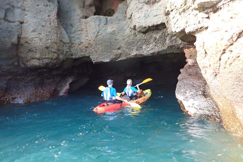 Remando por las Cuevas de Taurito