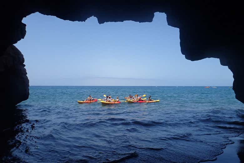 Grupo frente a las cuevas