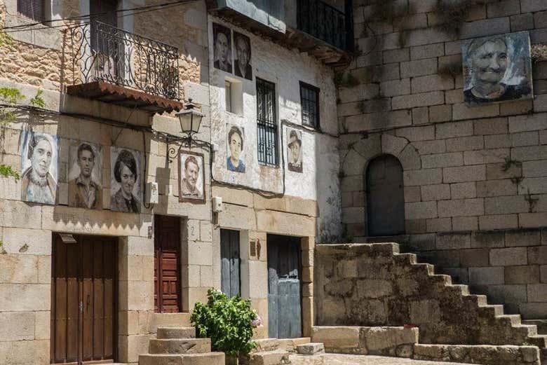 Casas decoradas com retratos de moradores