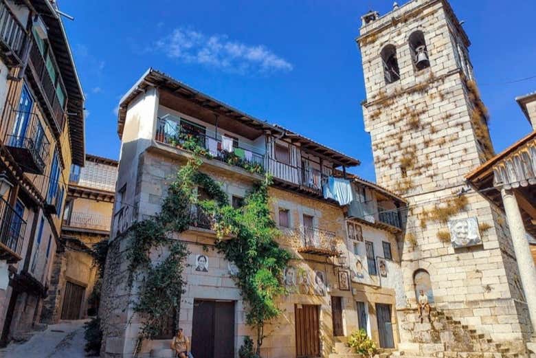 Admiraremos a imponente torre do campanário