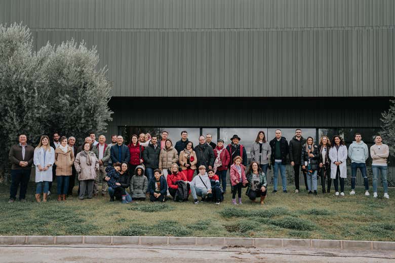 Foto de grupo ante las instalaciones de la almazara