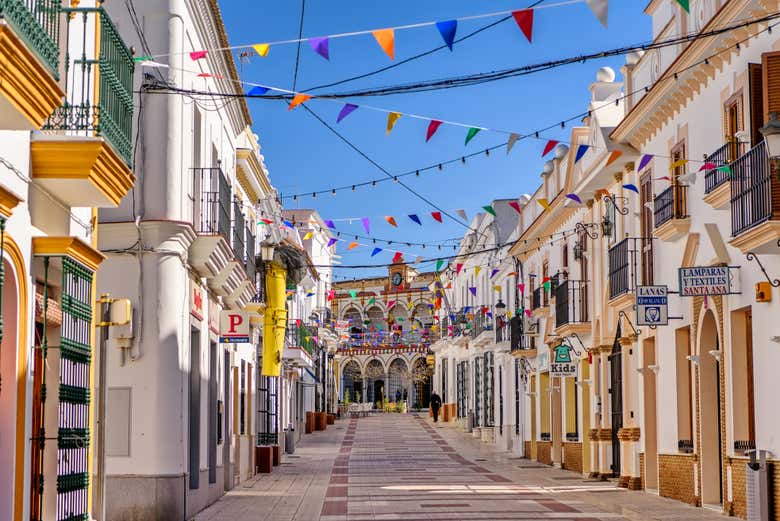 Contemplando el Ayuntamiento de Moguer