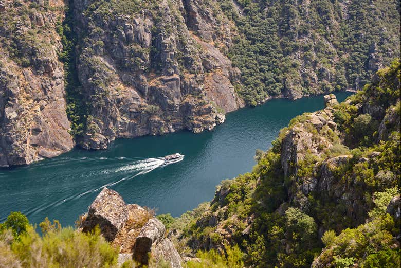 Barco navegando por el Cañón del Sil