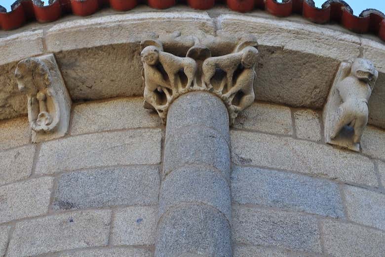 Detalhe do ábside do mosteiro de Santa María de Ferreira