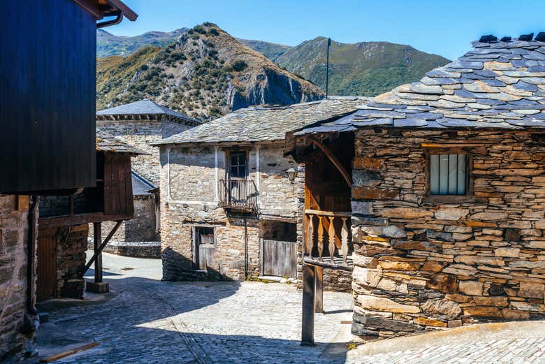 Maisons avec des toits en ardoise à Peñalba de Santiago