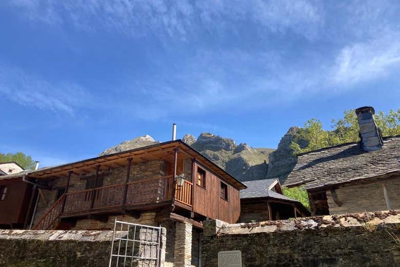 Maisons typiques à Peñalba de Santiago