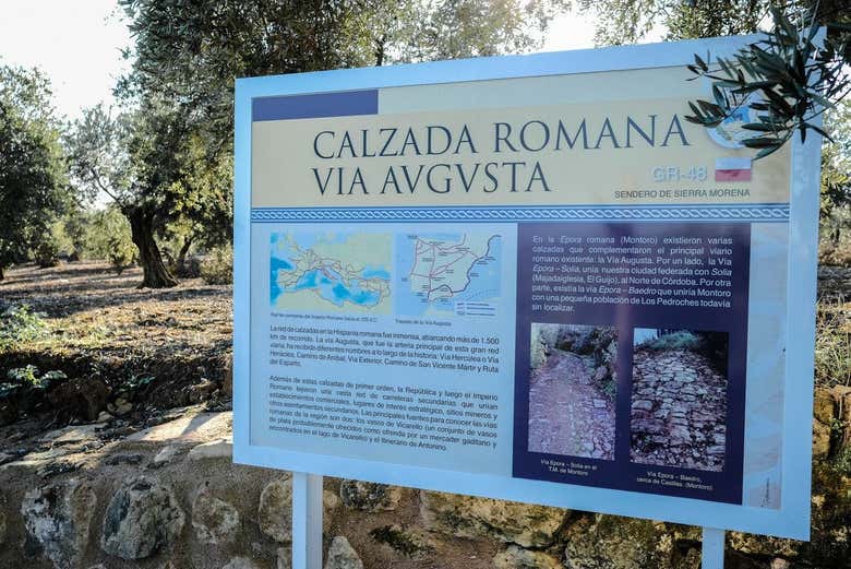 Carteles informativos en la calzada romana