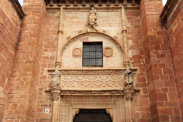 Iglesia de San Bartolomé con su imponente torre