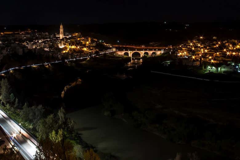 Desfrutando do tour por Montoro ao anoitecer