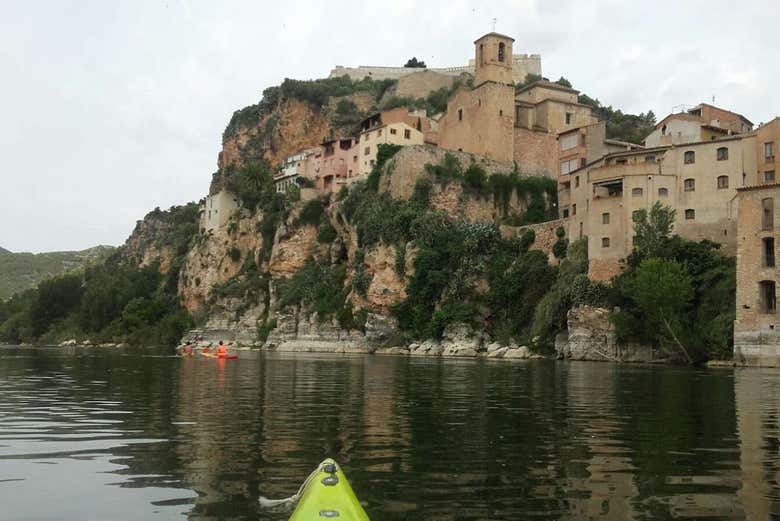Vistas del Castillo de Miravet desde el río Ebro