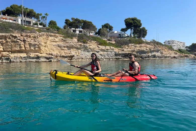 Disfrutando del tour en kayak por Moraira