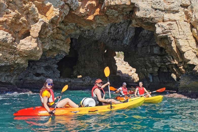 Una foto del recuerdo sobre los kayaks