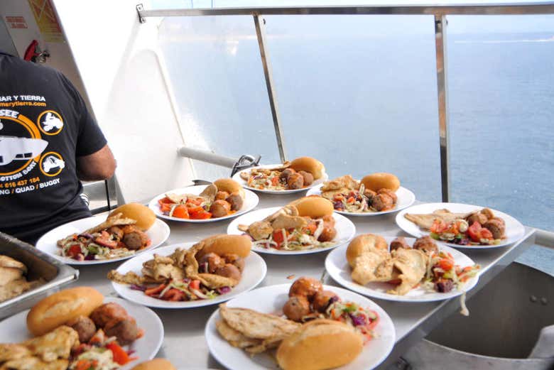 Almoço durante o passeio de barco