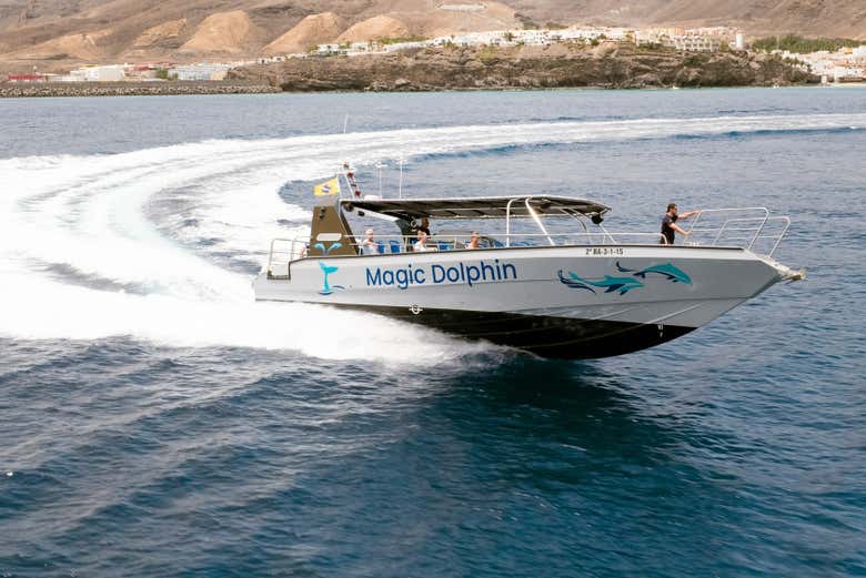 Barco surcando el mar