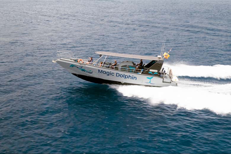 El barco navegando a toda velocidad
