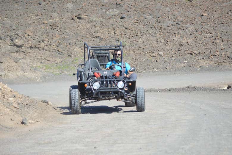 Conduciendo un buggy por los caminos desérticos de Jandía