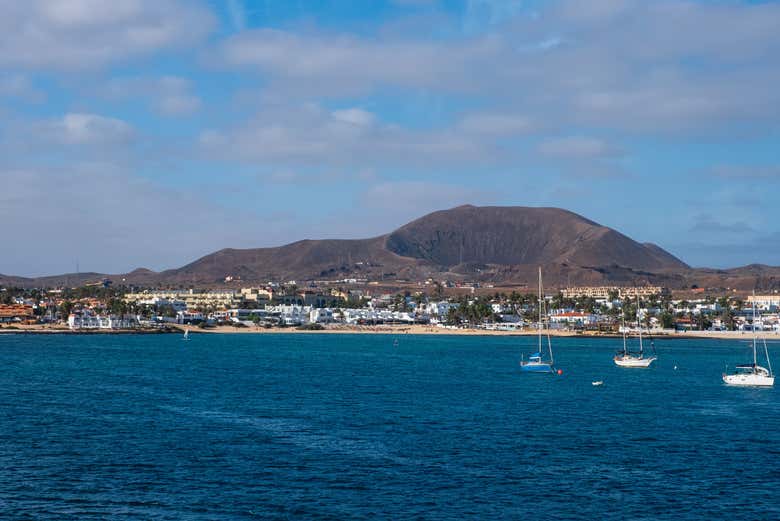 Admirando a costa de Corralejo