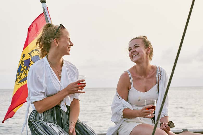 Due amiche bevono qualcosa sulla barca