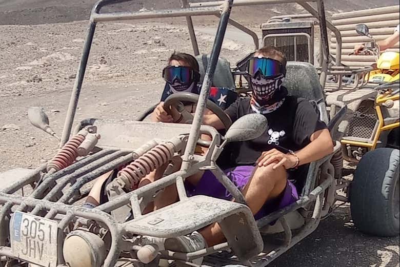 Dos personas en un buggy
