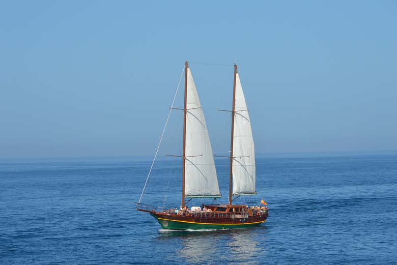 La goleta navegando por las aguas de Fuerteventura