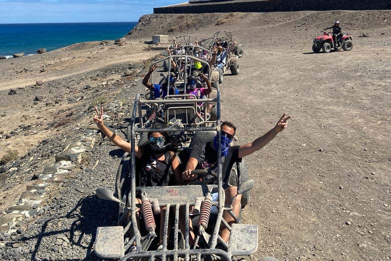 El grupo de buggies durante el tour