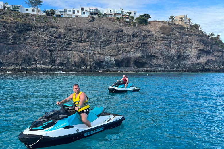 Due amici sulle moto d'acqua a Morro Jable