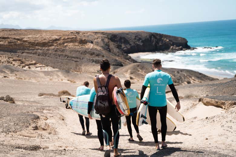 Dirigiéndonos a la playa donde haremos el curso
