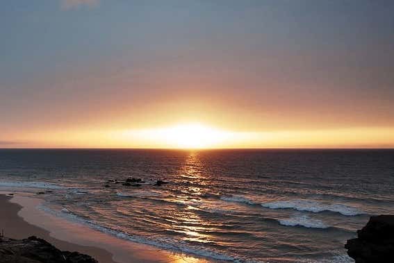 El sol escondiéndose tras el mar