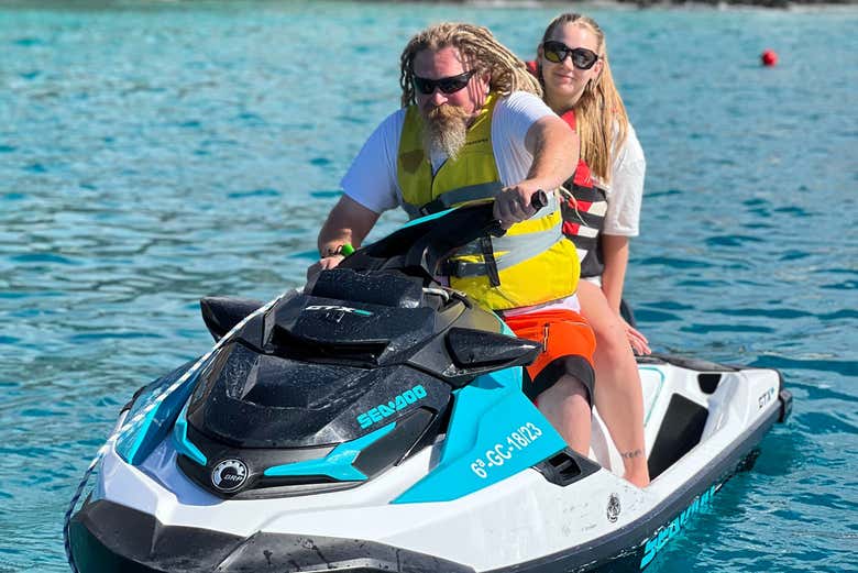 Una coppia sulla moto d'acqua