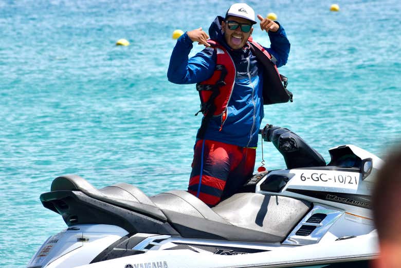 Turista durante il giro in moto d'acqua a Morro Jable