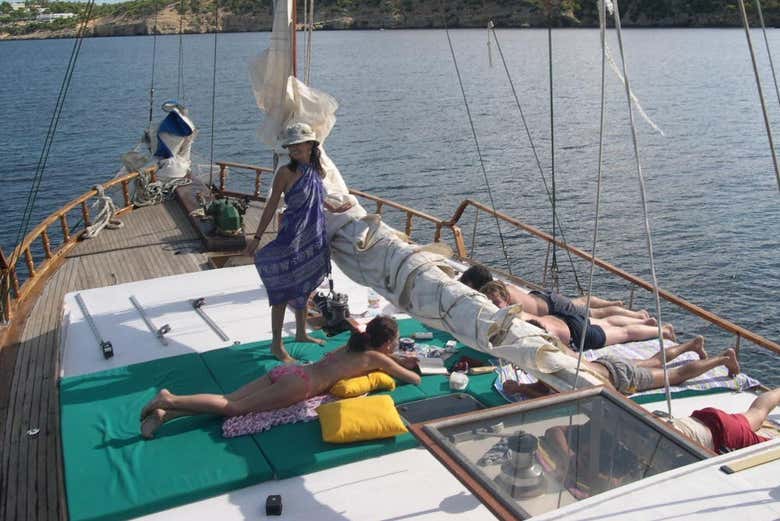 Relax al sole sulla barca a vela