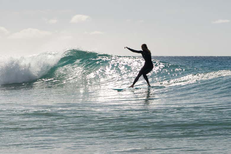 Surfeando las olas del sur de Fuerteventura