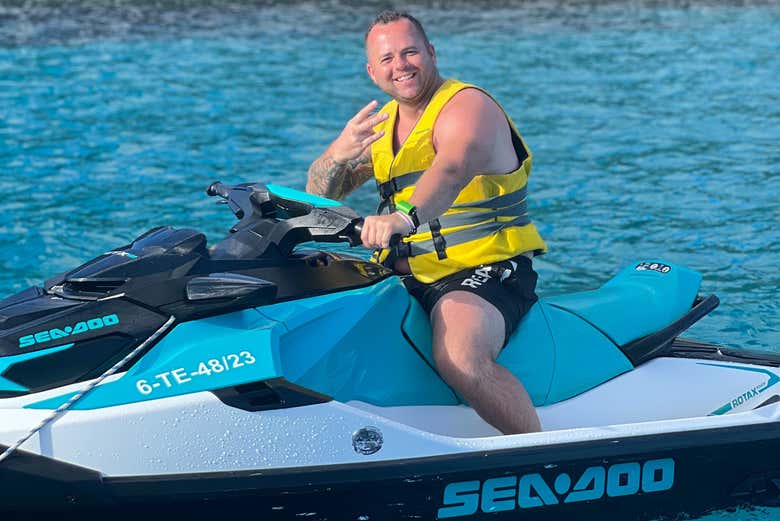 Un ragazzo a bordo della moto d'acqua