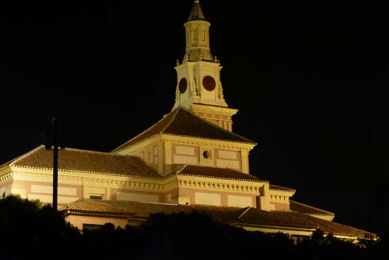 Vista nocturna de la iglesia de Motril