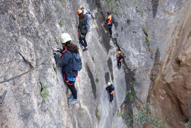 Atravesando la vía ferrata del Ciervo