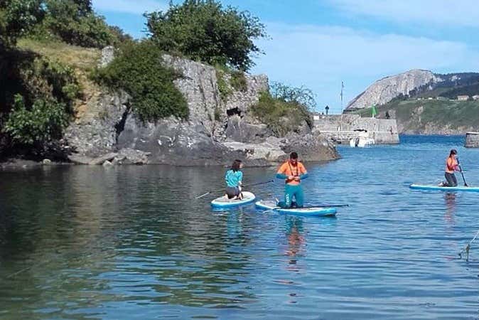 Remando en la tabla de paddle surf