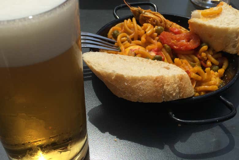 Una deliciosa tapa de fideuá con una cerveza por Murcia