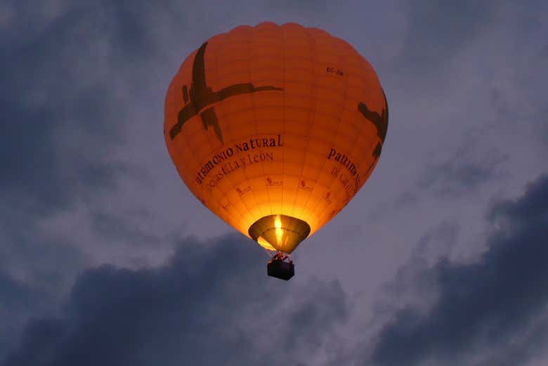 Vista noturna do balão